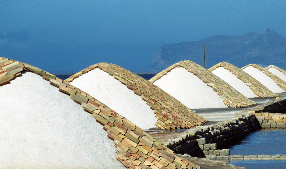 Cumuli di sale in una salina