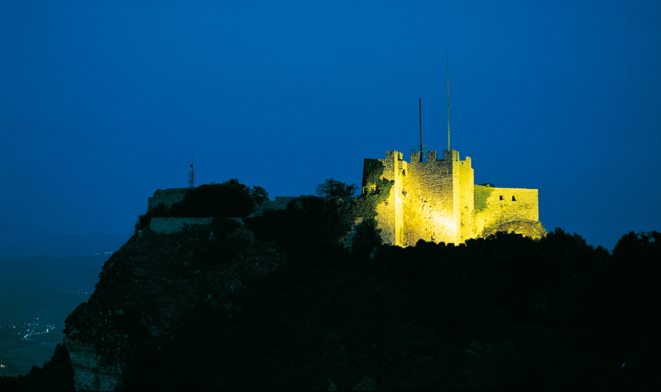 Erice castello illuminato